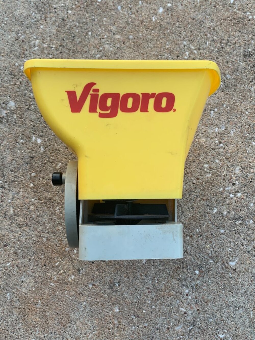 Vigoro Handheld Lawn Spreader Hand Crank Broadcast Spreader Seed Fertilizer Melt